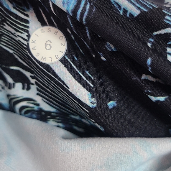 Lululemon F & F Crop II size 6 - Picture 10 of 10